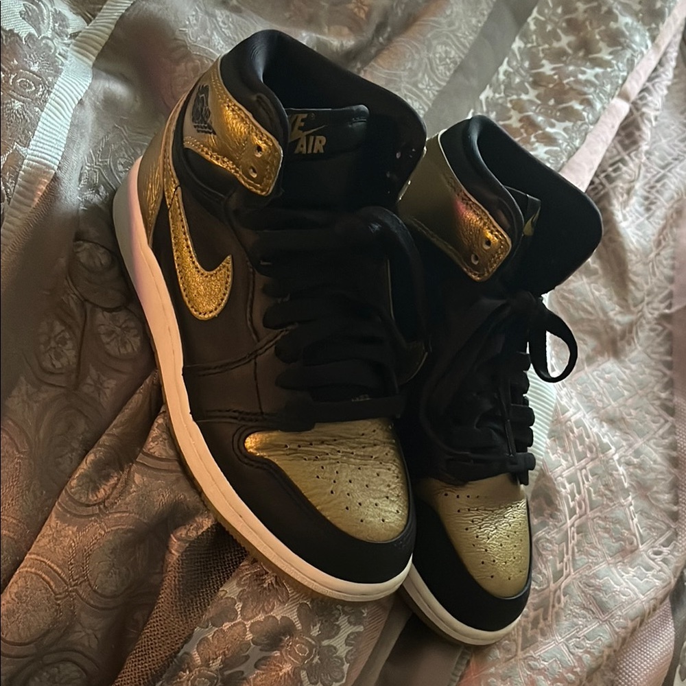 Nike boy’s Black and Gold Sneakers only worn once